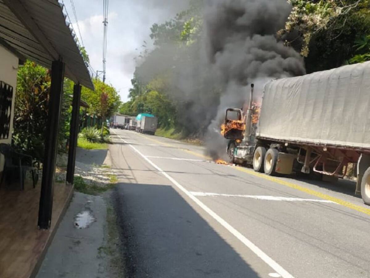Incineran otra tractomula en Puerto Valdivia, Antioquia