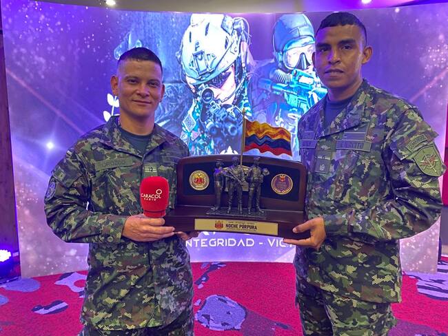 De izquierda a derecha: soldados profesionales Leandro Orozco y Leyver José Reyes en la Noche Púrpura de las Fuerzas Militares. Cortesía: Caracol Radio.