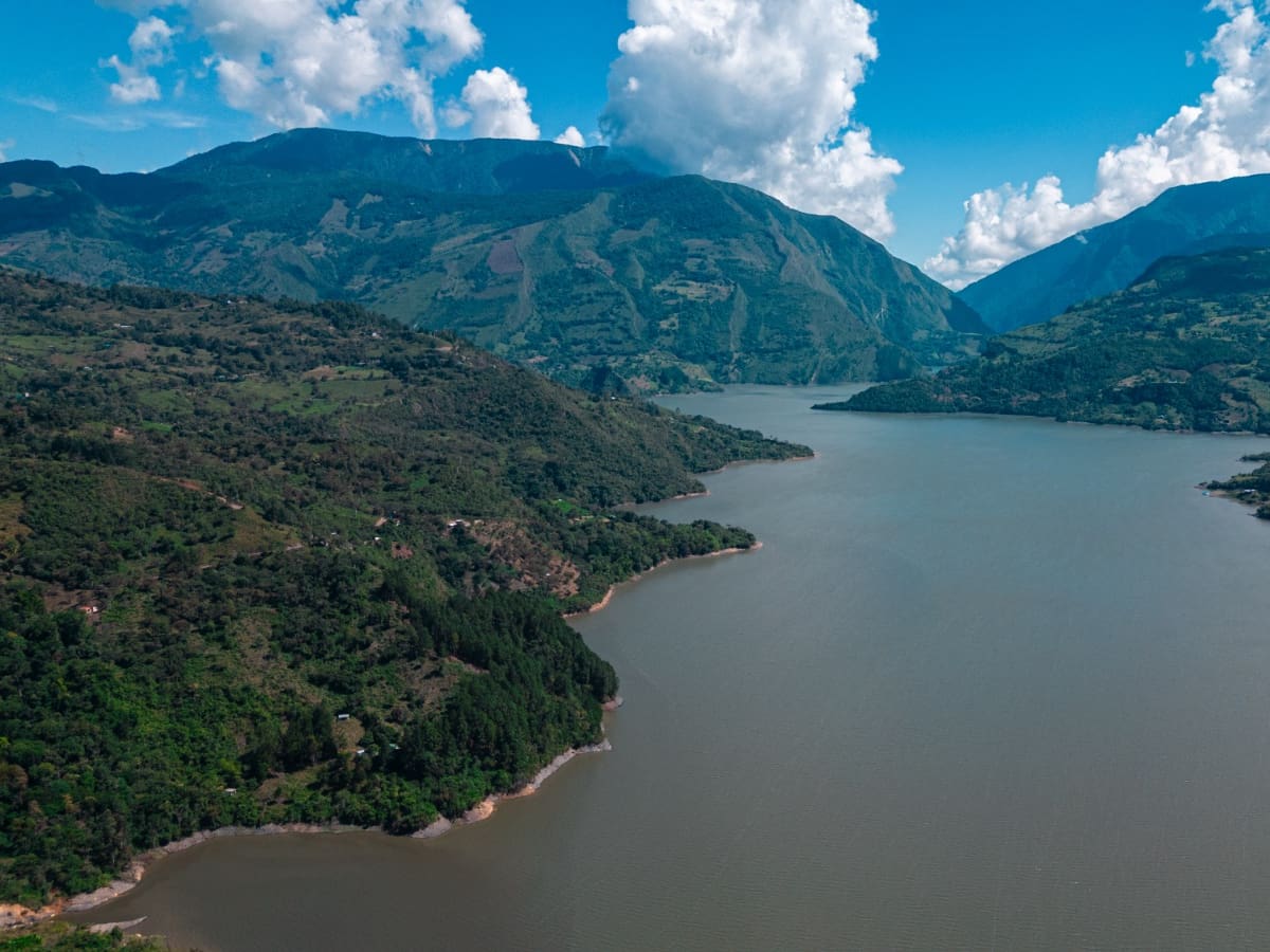 AES Colombia prevé descargas controladas en Chivor ante aumento de lluvias y caudales en la cuenca