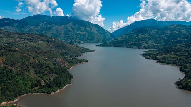 AES Colombia pidió retirar animales de las vegas, evitar pesca nocturna y no ingresar a zonas inundables.
