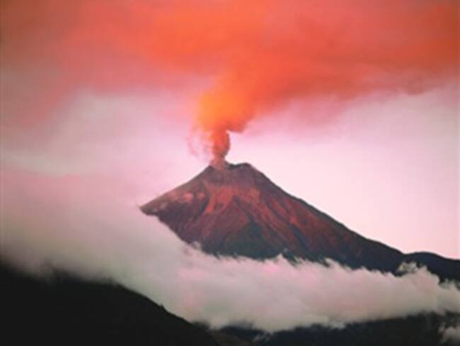 Registran salida de material incandescente en volcán ecuatoriano Tungurahua