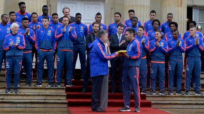Juan Manuel Santos le entregó el pabellón nacional a la Selección Colombia. Foto: Colprensa