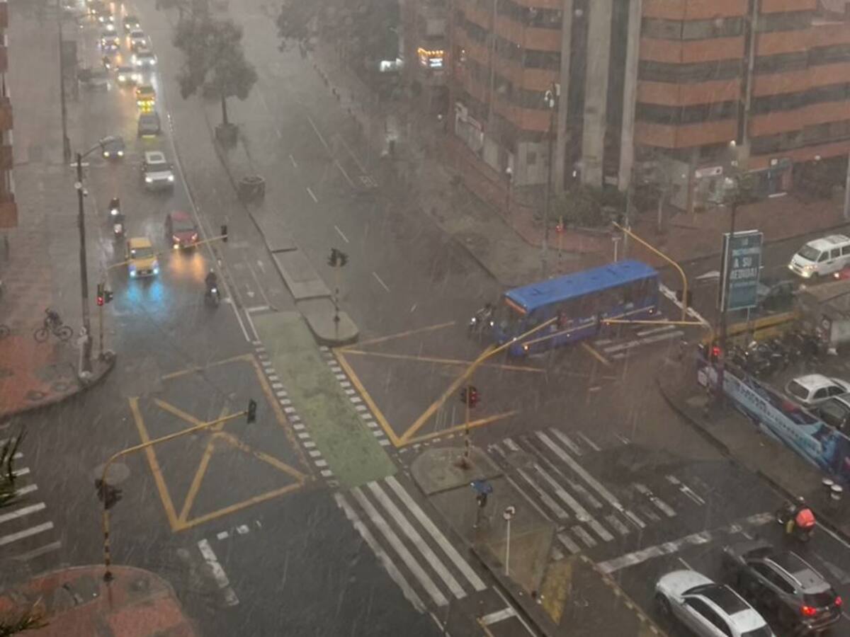 Fuertes lluvias con granizo en Bogotá: se dificultó la movilidad y hubo inundaciones