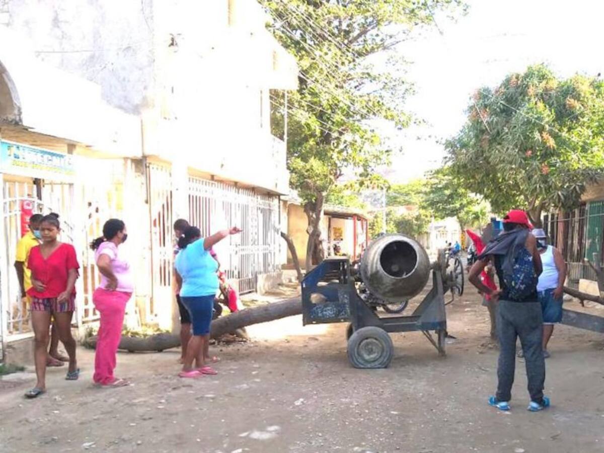 Mujeres bloquean la 'Calle del Polvo' en Santa Marta