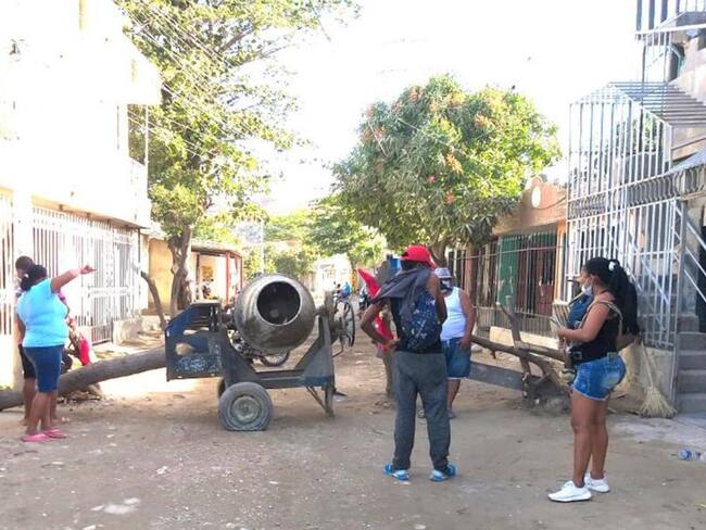 Mujeres bloquean la &#039;Calle del Polvo&#039; 