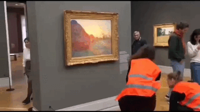 Miembros de “Letzte Generation” lanzan puré de papa al cuadro “Les meules” de Claude Monet.