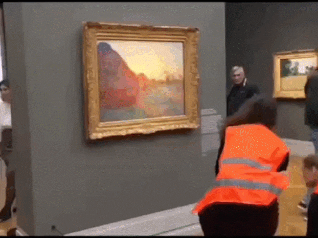 Miembros de “Letzte Generation” lanzan puré de papa al cuadro “Les meules” de Claude Monet.