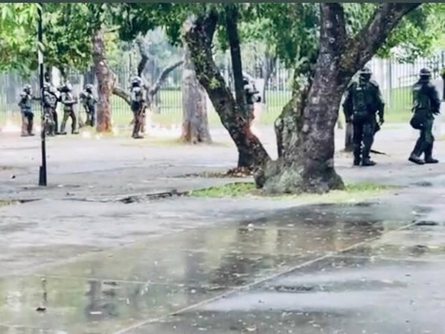 Caos en la movilidad por enfrentamiento entre el Esmad y encapuchados en U. Nacional