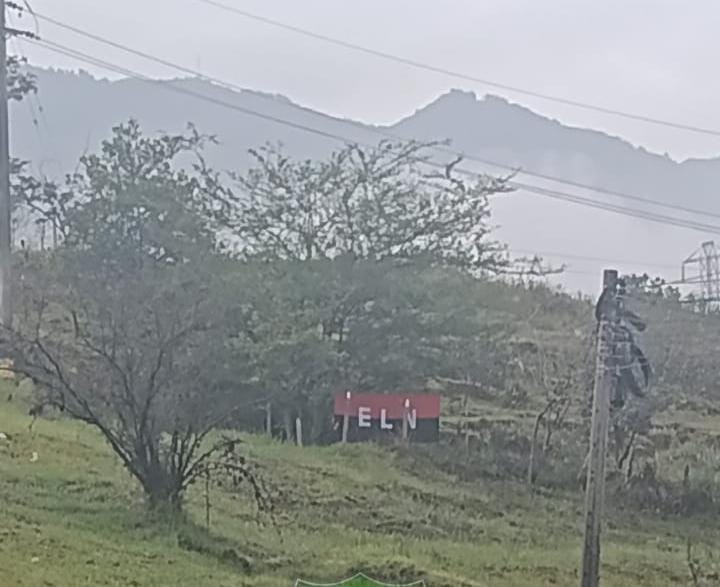Bandera del ELN en el Valle de Aburrá. Foto: Redes sociales.