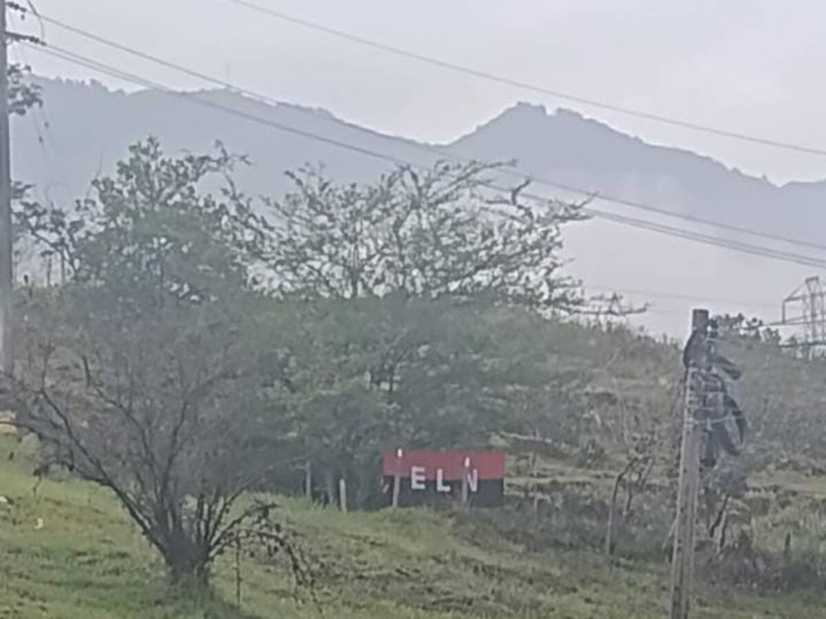 Hallaron bandera del ELN en vía Medellín-Puerto Berrío