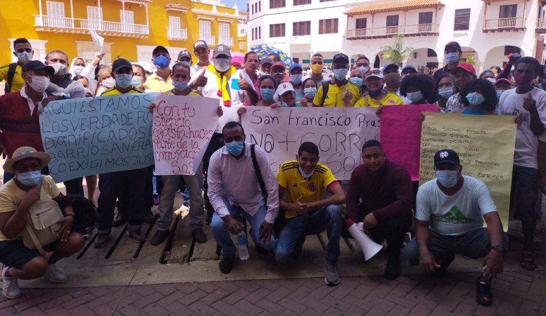 Un grupo de personas bloqueó la avenida Blas de Lezo y protestó en los bajos de la Alcaldía para exigir solución por parte del Distrito