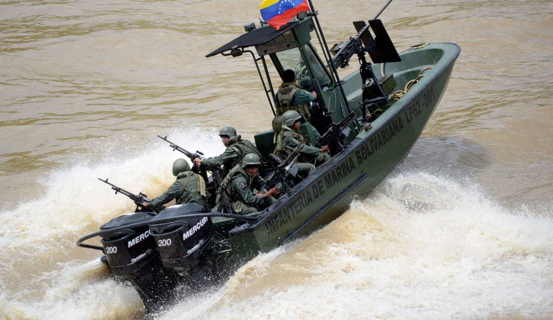 Militares venezolanos patrullan la región fronteriza entre Apure y Colombia.         Foto: Getty 