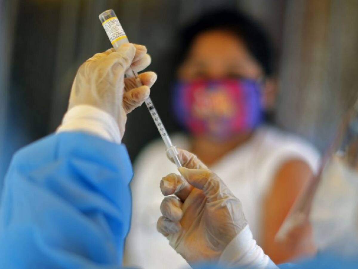 Autoridades sanitarias piden a población acudir a puestos de vacunación