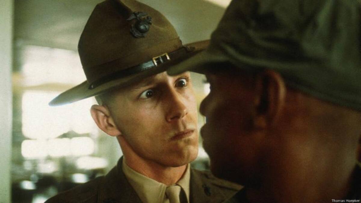 La galería de arte Corcoran, en Washington, Estados Unidos, quiere rescatar esas pasiones con una exposición de unas 300 fotografías. Una de ellas es esta imagen del alemán Thomas Hoepker en la que se ve la estricta mirada de un sargento instructor en Carolina del Sur, en 1970.