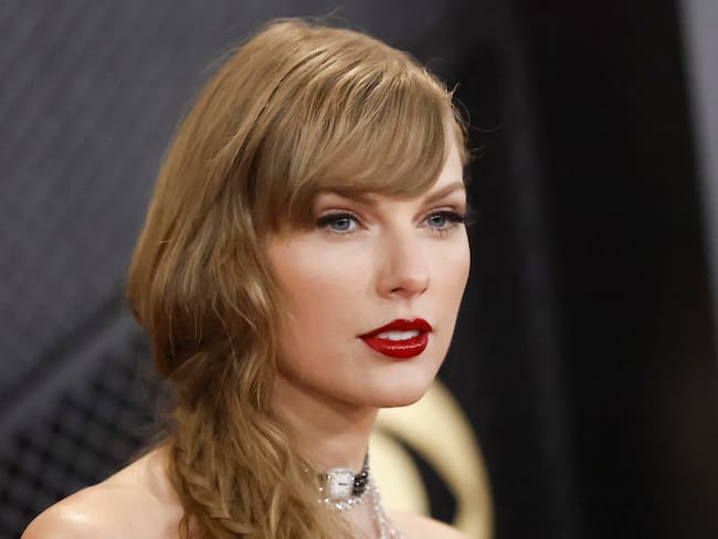 -FOTODELDIA- Los Ángeles (Estados Unidos), 04/02/2024.- La cantante Taylor Swift a su llegada a la ceremonia de los Grammy celebrada en Los Ángeles, Estados Unidos. EFE/ Caroline Brehman