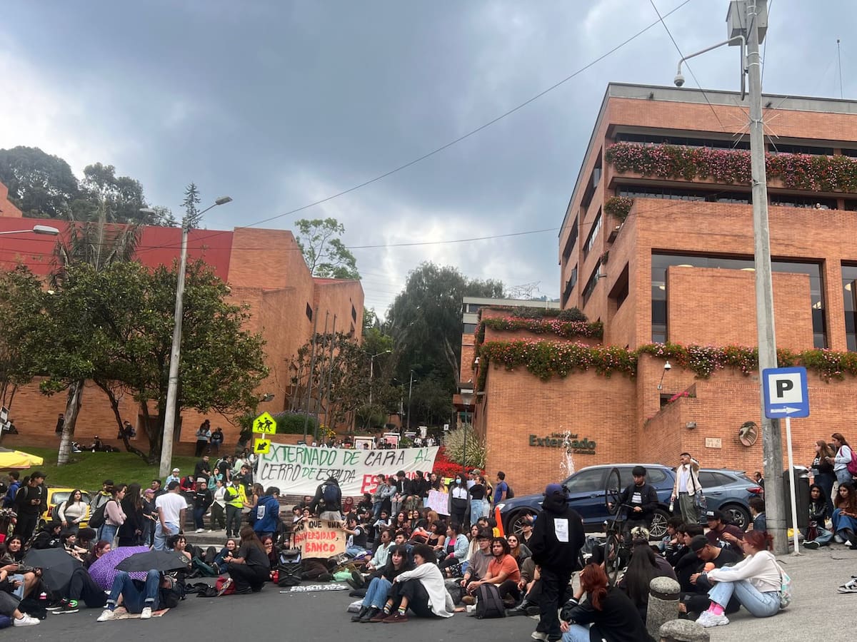 Manifestación de estudiantes del Externado; universidad promete dialogo
