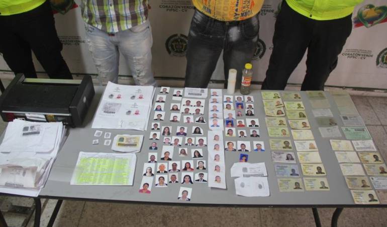 En los domicilios se halló abundante material para fabricación de cédulas y documentos originales.