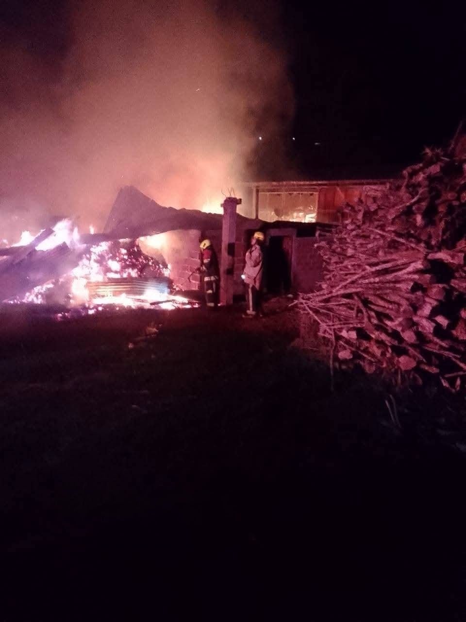 Bomberos atienden incendio en zona rural de Pácora, Caldas. Foto: Facebook Pacora al día.