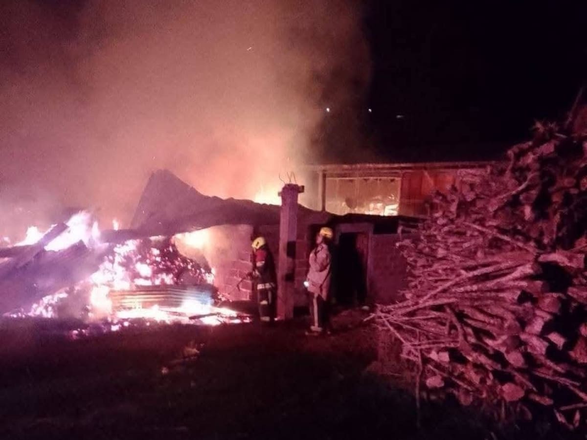 Incendio en Caldas deja un fallecido, un vehículo en pérdida total y una finca con graves daños