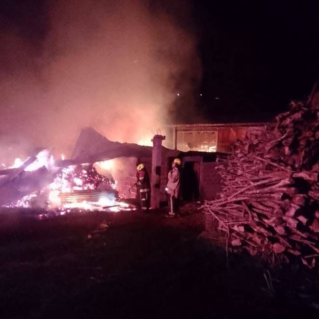 Bomberos atienden incendio en zona rural de Pácora, Caldas. Foto: Facebook Pacora al día.