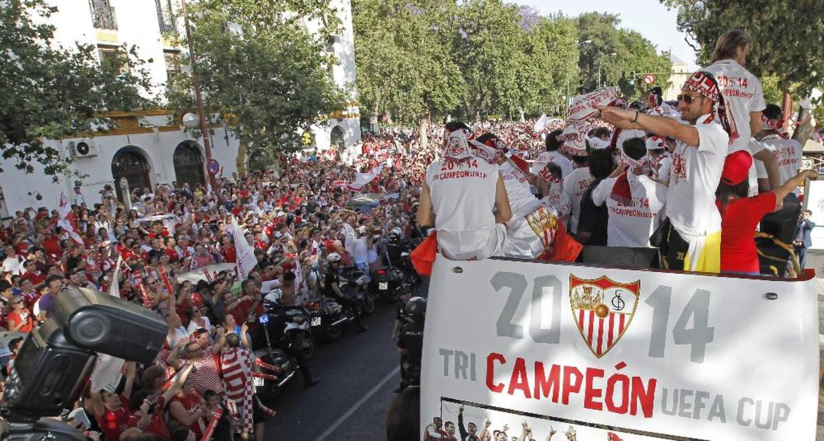 Sevilla, con el colombiano Carlos Bacca, que derrotó al Benfica y se coronó campeón de Europa por tercera vez, llegó a su ciudad y prendió la celebración con sus hinchas.