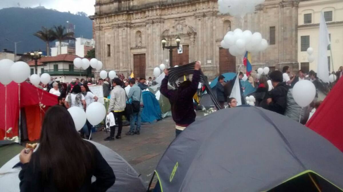 Globos y flores blancas son símbolo de la esperanza de los jóvenes que permanecen acampando en la Plaza, y de otros miles que marcharon en días pasados. 