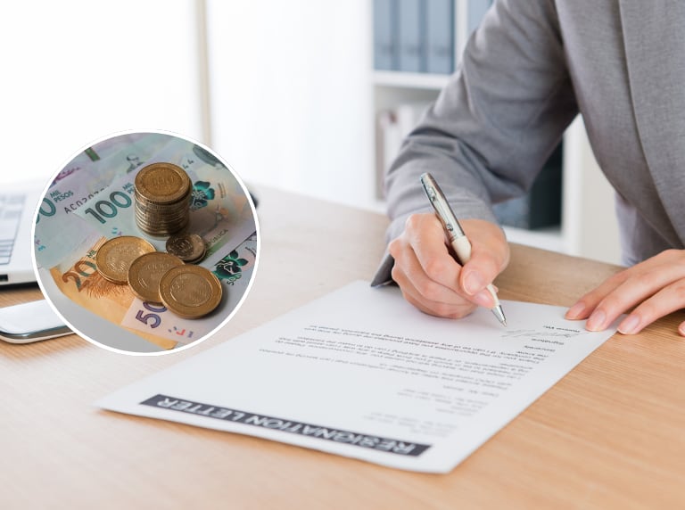 Jefe firmando una carta en su puesto / Dinero colombiano (Getty Images)