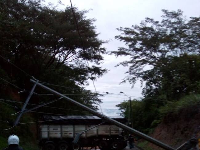 Cerrada la vía Medellín–Urabá por choque de camión contra un poste
