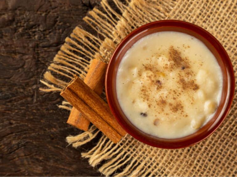 Bebida típica de Colombia con canela  (Getty Images)