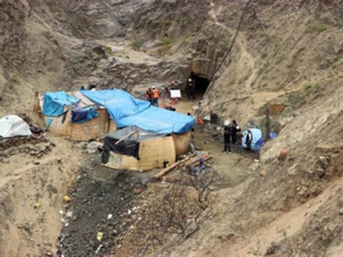 Uno de los mineros peruanos atrapados afirma que están bien y esperan pronto rescate