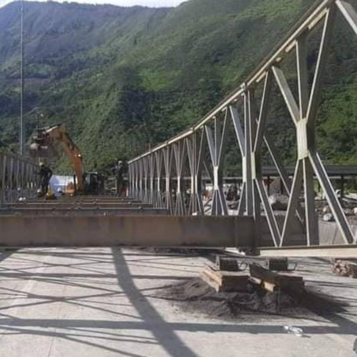 Avanza instalación de puente metálico en vía al Llano tras emergencia en Quetame