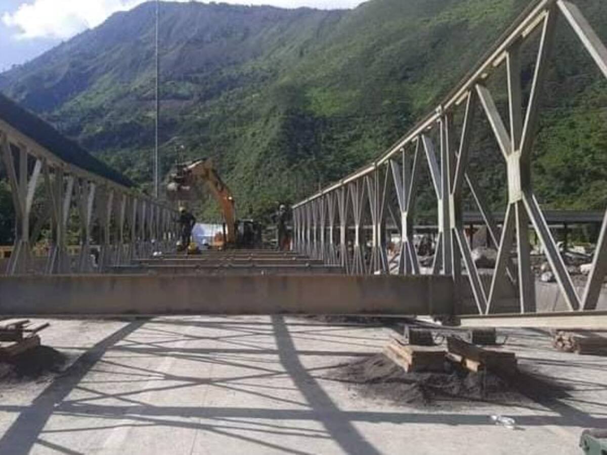 Avanza instalación de puente metálico en vía al Llano tras emergencia en Quetame