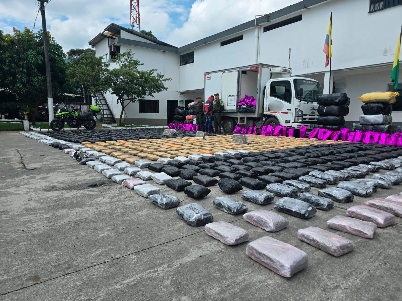 El anterior caso similar, las autoridades incautaron 700 kilos de marihuana entre Caldas y Antioquia. Foto: Policía Caldas.
