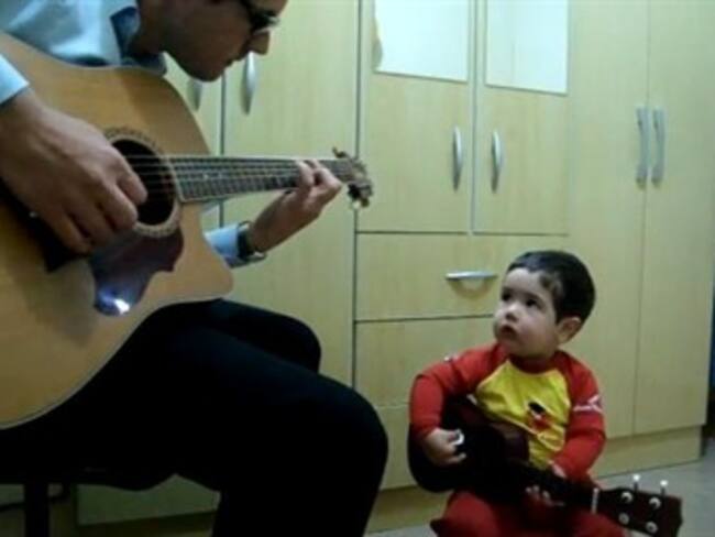 Vea al fan más pequeño de The Beatles cantando y tocando “Don’t let me down”