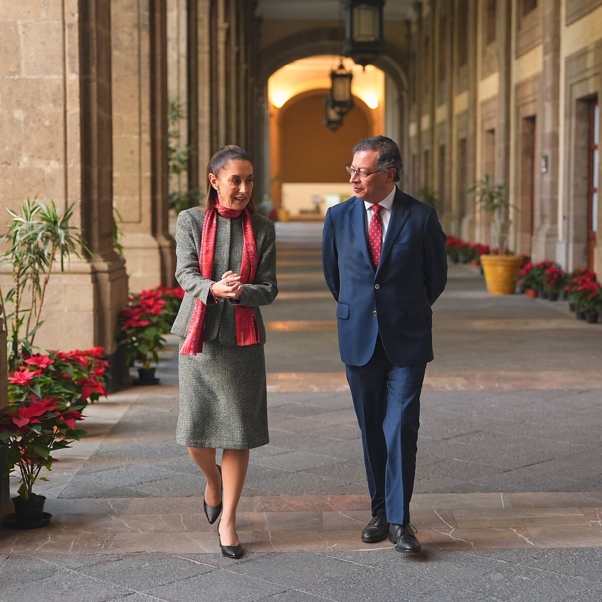 Petro y Sheinbaum acuerdan mejorar trato a colombianos en aeropuertos de México