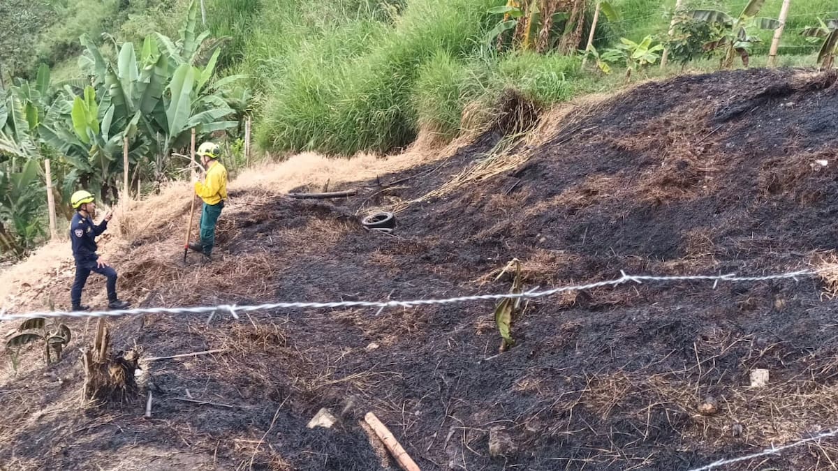 Bomberos de Villamaría, Caldas atendieron incendio forestal en el sector de Monserrate