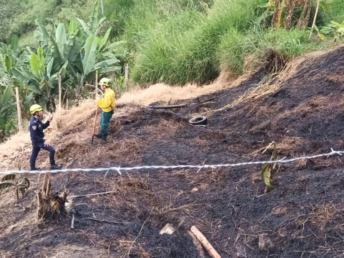 Bomberos de Villamaría, Caldas atendieron incendio forestal en el sector de Monserrate