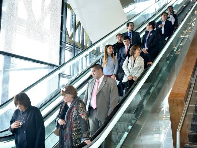 Ágora Bogotá tiene capacidad de aguardar en su salón principal a 4.000 personas y de 200 1.500 en sus otros espacios.