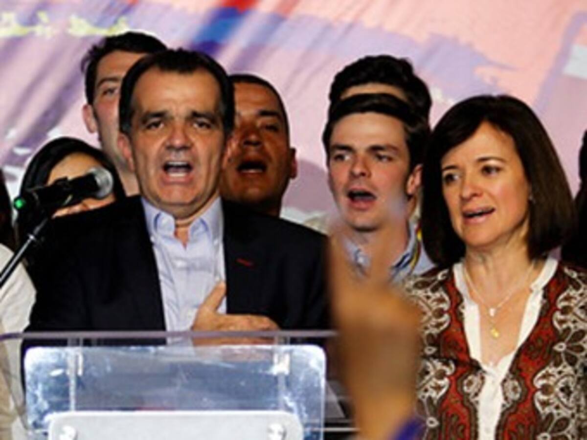 "Uribe sabe mantener la distancia": esposa de Óscar Iván Zuluaga