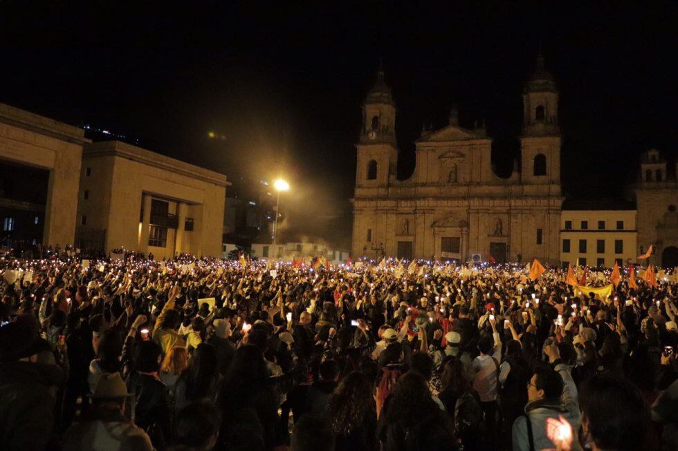 La noche cayó en Bogotá y las luces se encendieron para pedir respeto por los líderes sociales en el país. 