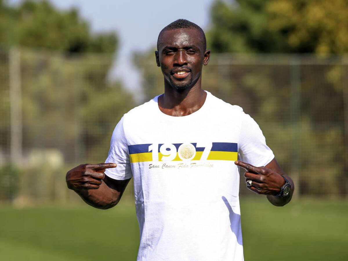 Exfutbolista de Senegal fingió estar de vacaciones para poderse casar con su amante