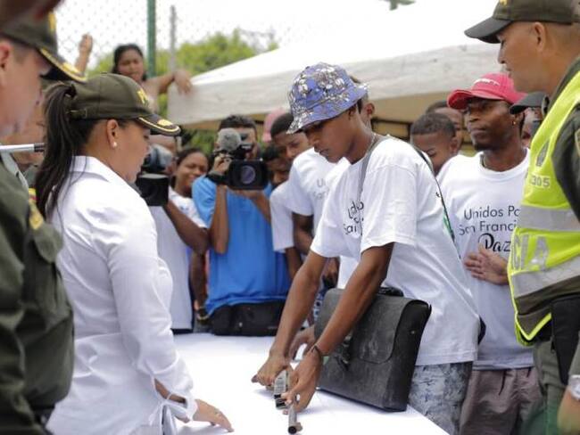 Más jóvenes en riesgo entregaron las armas ante la alcaldesa Yolanda Wong