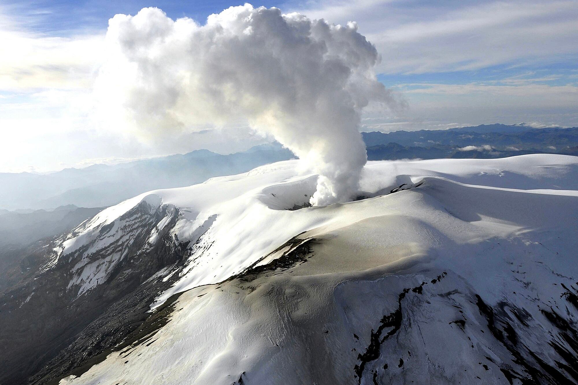 Volcán Nevado del Ruiz. (Photo by Handout / Colombian Geologic Service / AFP)