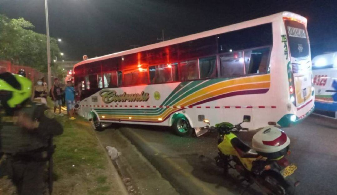 Bus intermunicipal que se accidentó durante un atraco en la carretera de la Circunvalar  