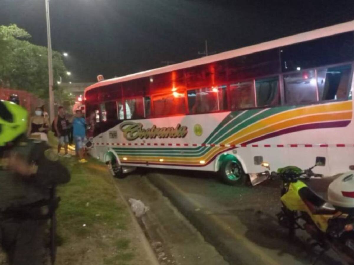 Tres heridos al accidentarse bus en medio de un atraco en Barranquilla