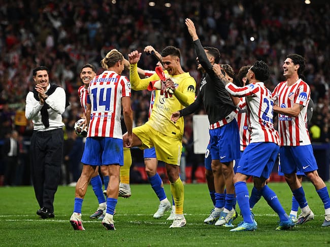 MADRID, SPAIN - APRIL 14: Juan Musso of Atletico de Madrid celebrates with team mates following their progression to the semi finals after the UEFA Champions League 2025/26 Quarter-Final Second Leg match between Club Atlético de Madrid and FC Barcelona at Riyadh Air Metropolitano on April 14, 2026 in Madrid, Spain. (Photo by Denis Doyle/Getty Images)