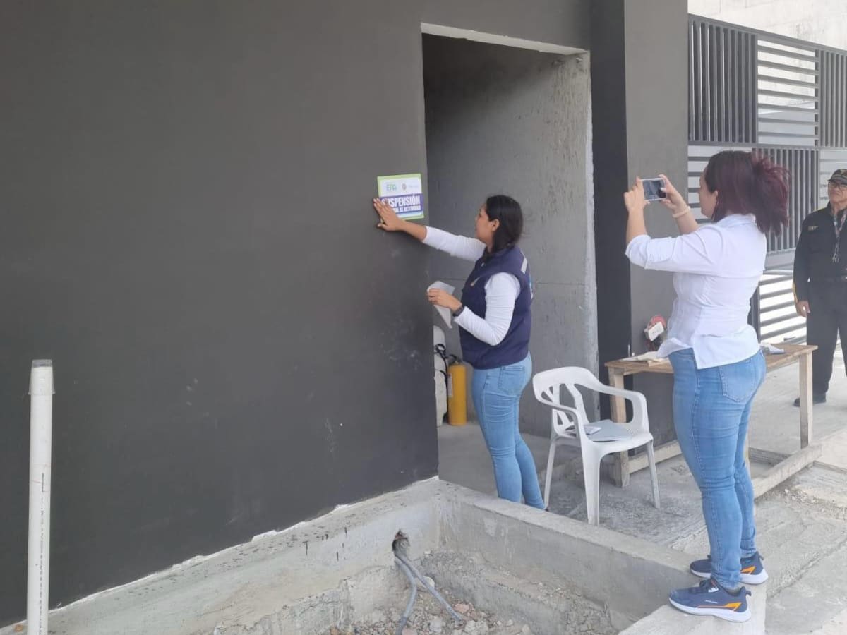 Suspenden construcción de edificio en Cartagena tras vertimiento de aguas: inspeccionaron el lugar