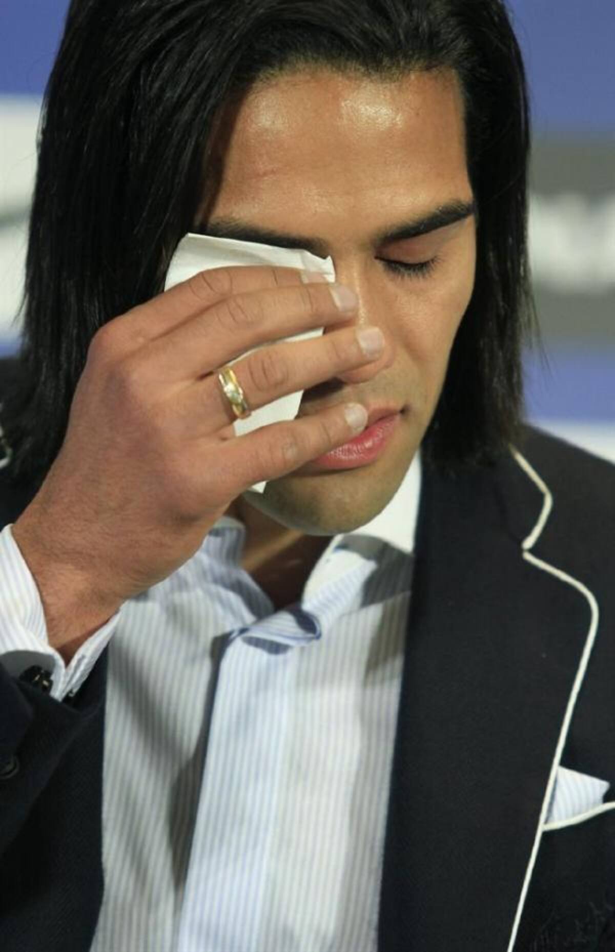 Falcao no pudo contener las lágrimas cuando dijo sus últimas palabras como jugador del Atlético. Foto: EFE