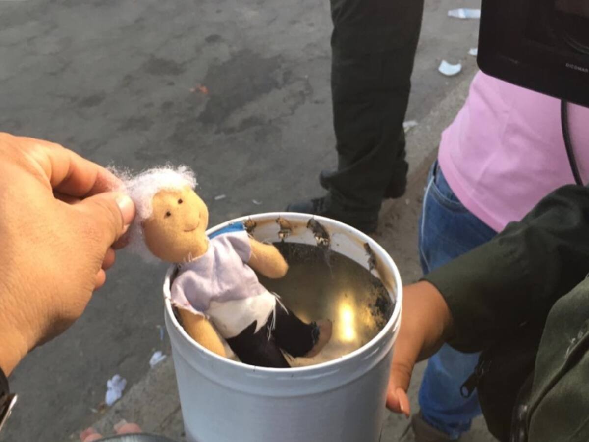 Los muñecos año viejo en miniatura que da Policía del Atlántico