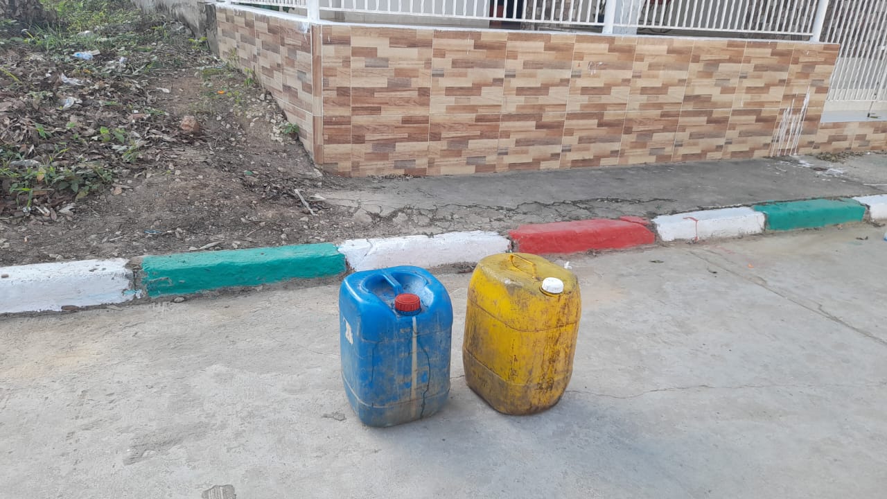 Las comunidades cargan pimpinas para llenarlas con el preciado líquido.